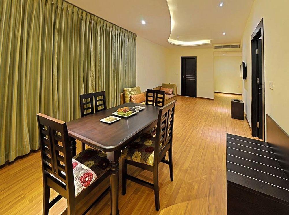 Poppys Hotel Madurai Buitenkant foto